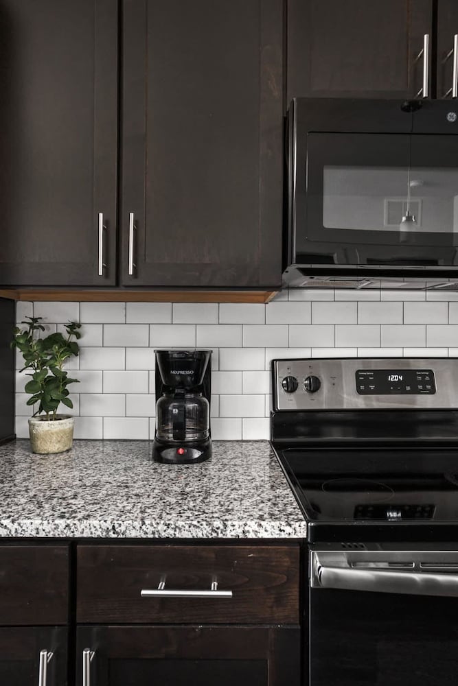 Cozysuites Spacious 2BR Next to Whole Foods, Photo 6