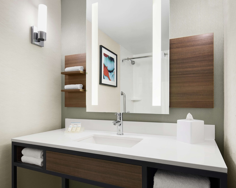 Room, 1 King Bed (Bathtub) - Photo 4