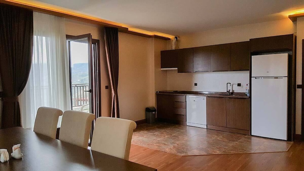 Family Apartment, 4 Bedrooms, Lake View, Garden Area