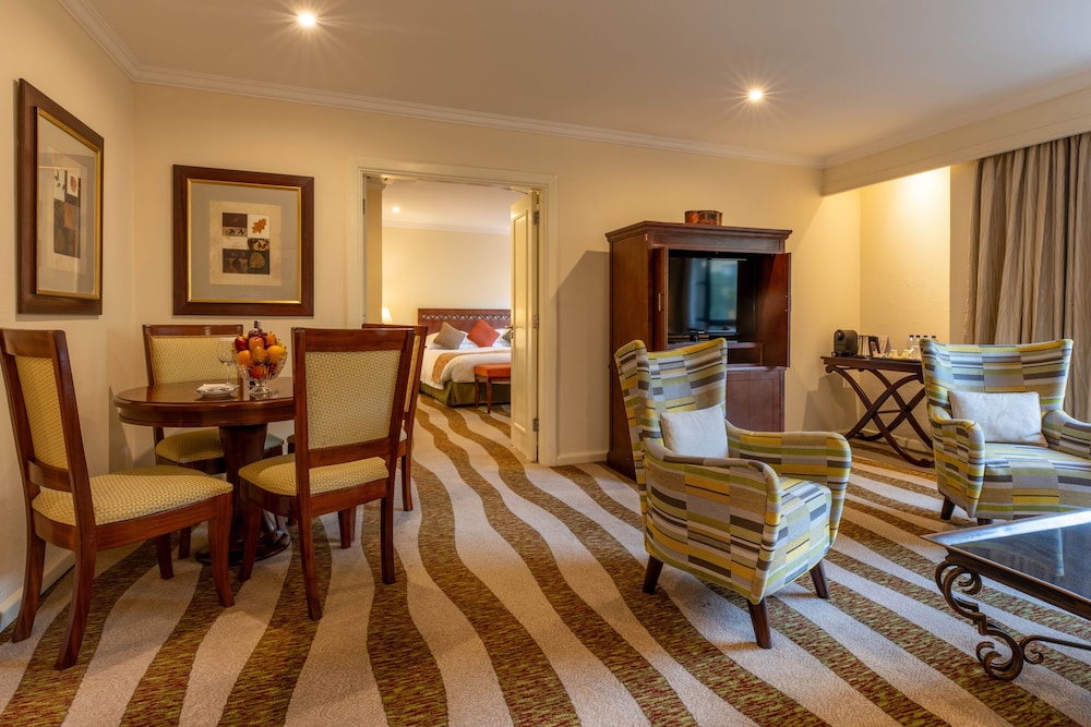 Executive Suite - Photo 2