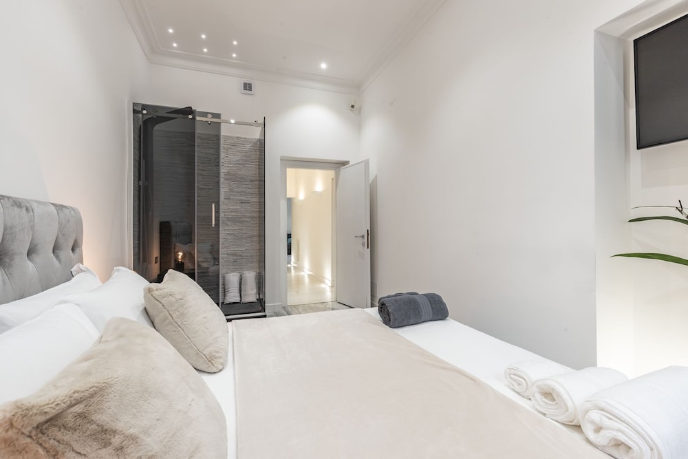Luxury Condo photo 3