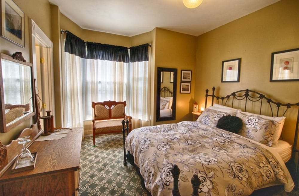 Standard Double Room, Ensuite (Column View)