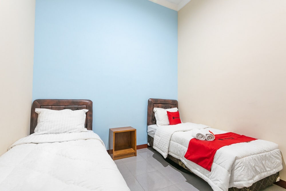 Twin Room (RedDoorz) - Photo 1