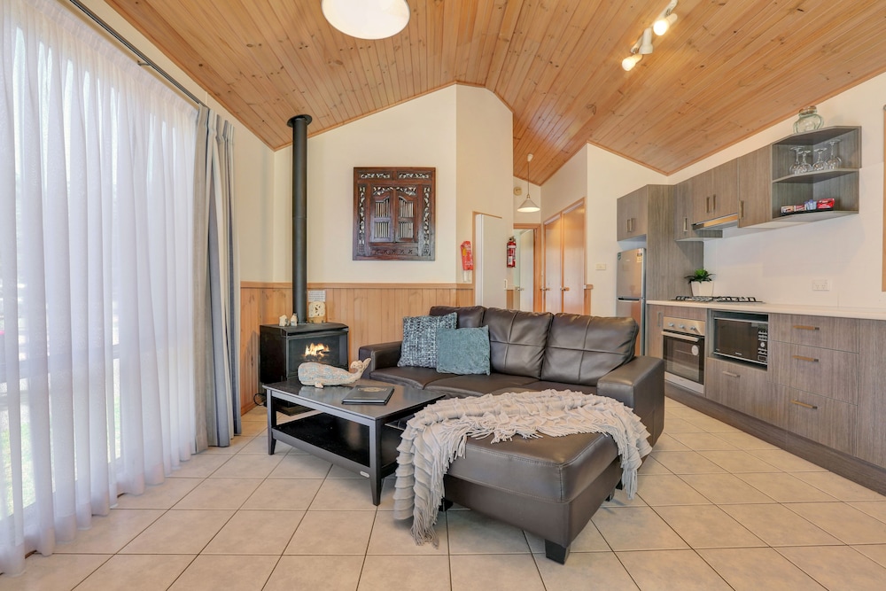 Honeymoon Cabin, 1 King Bed, Jetted Tub photo 3