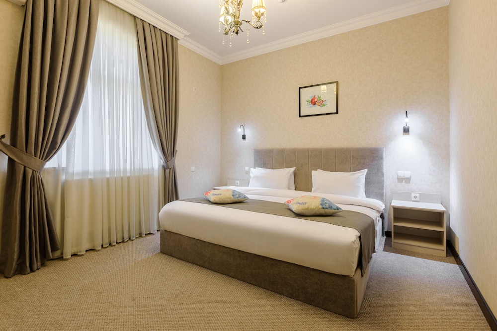 Suite, 1 King Bed with Sofa bed, Non Smoking photo 1