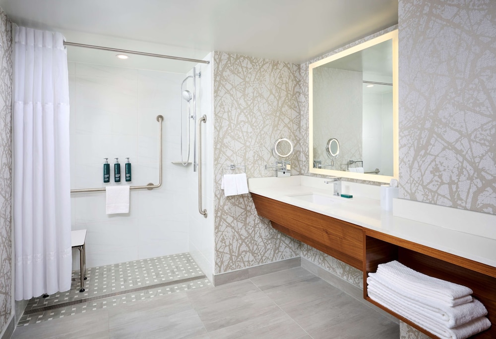 Room, 1 Queen Bed, Accessible (Mobility & Hearing, Roll-In Shower) - Photo 2