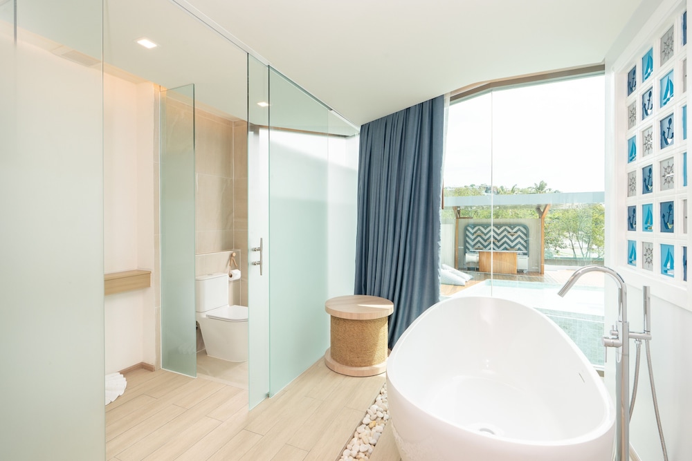 Suite, Bathtub - Photo 10