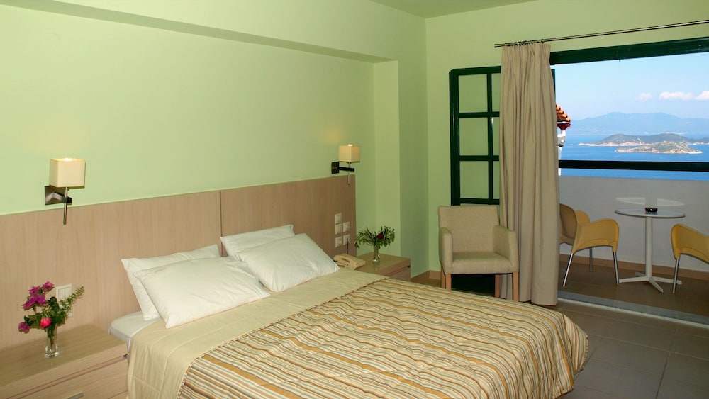 Double or Twin Room, Partial Sea View photo 2