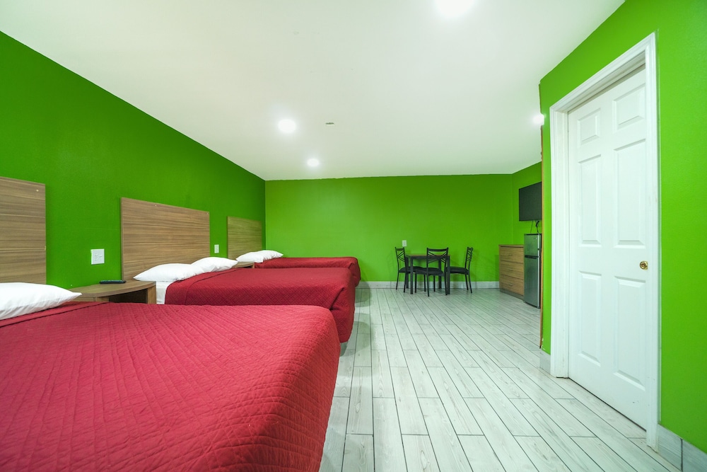 Room, Multiple Beds, Kitchenette - Photo 3