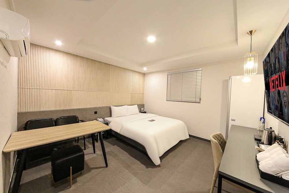 Prestige Table / Free Ramyeon, Table, Styler, Netflix, Free Laundry & Dry, Free Amenities - Photo 1