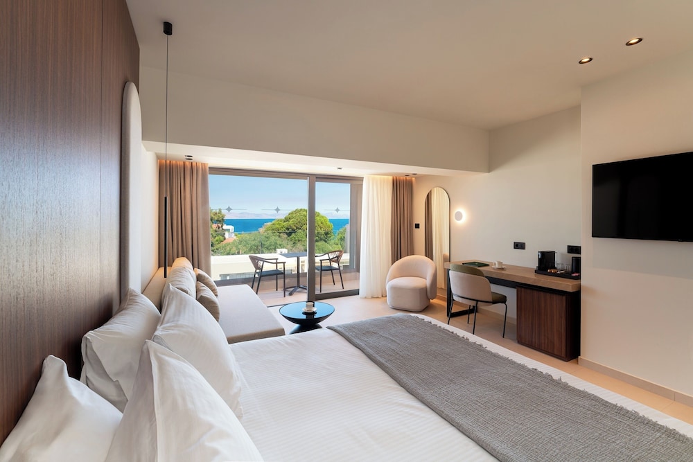 Deluxe Triple Room with Partial Sea View