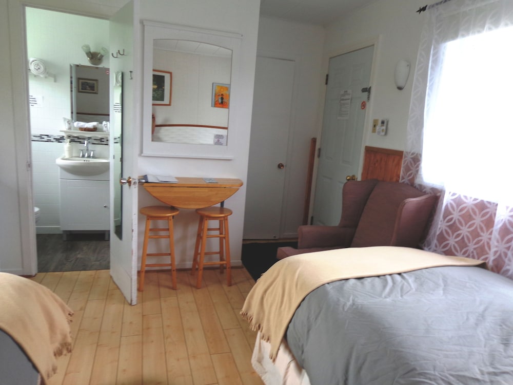 Room With Two Twin Beds photo 3