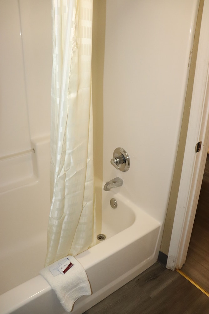 Deluxe Room, 2 Queen Beds, Smoking photo 3