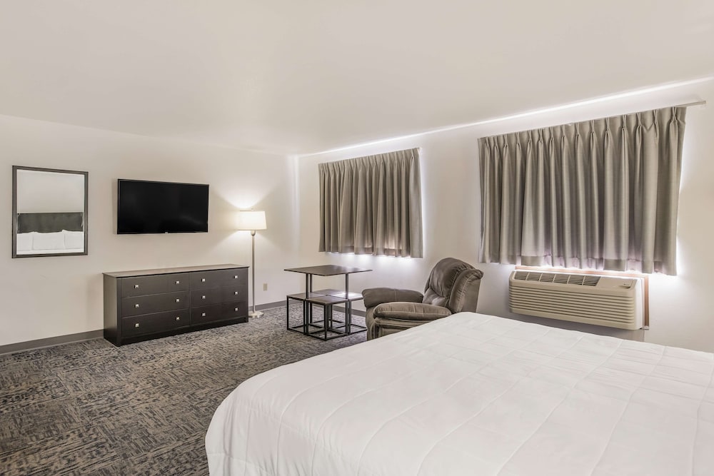 Suite, 1 King Bed, Non Smoking (2nd Floor) - Photo 4