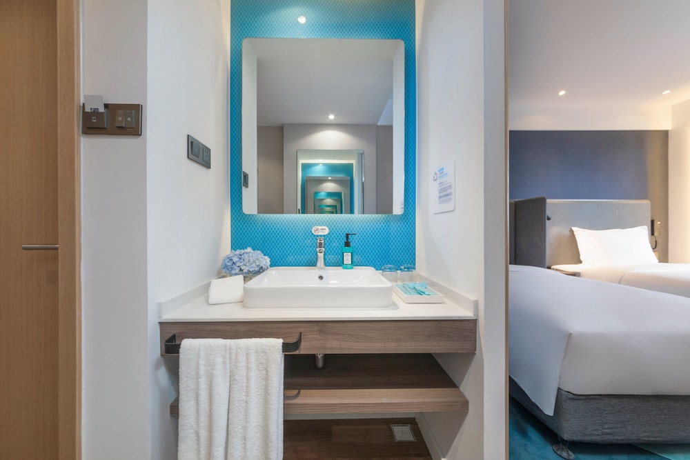 Standard Room, 2 Twin Beds (Minifridge) thumbnail 5