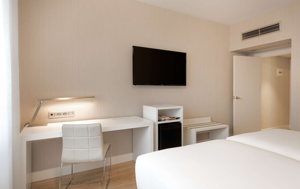 Standard Room thumbnail 5