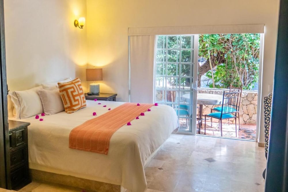 Deluxe Studio, 1 King Bed, Balcony