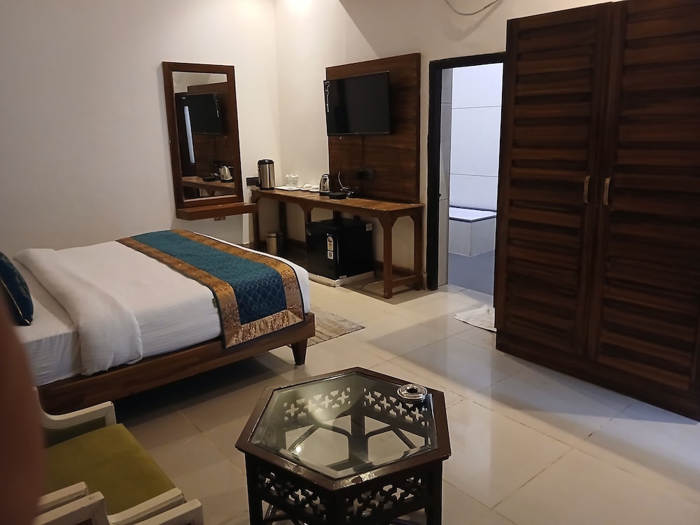 Premium Room with Bathtub - Photo 3