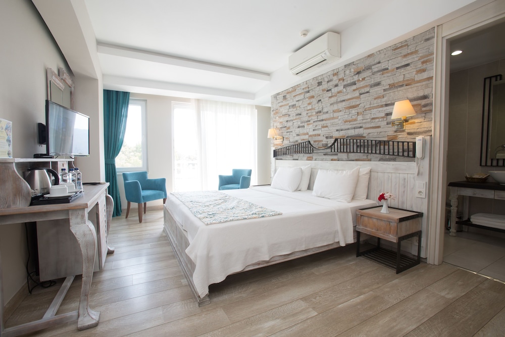 Deluxe Triple Room, Sea View photo 2