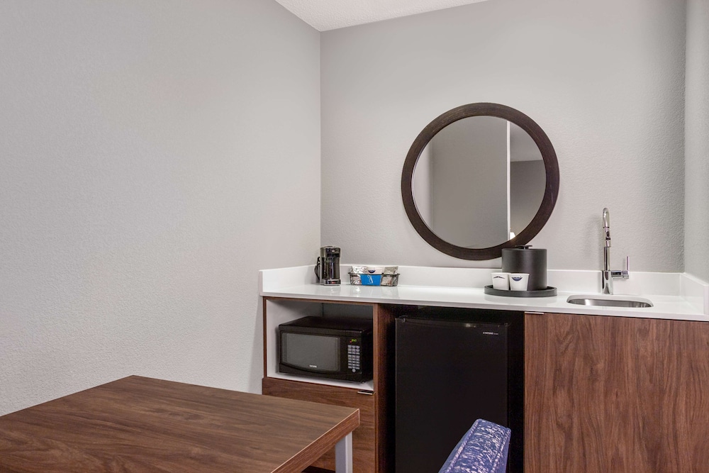 Suite, 1 King Bed - Photo 2