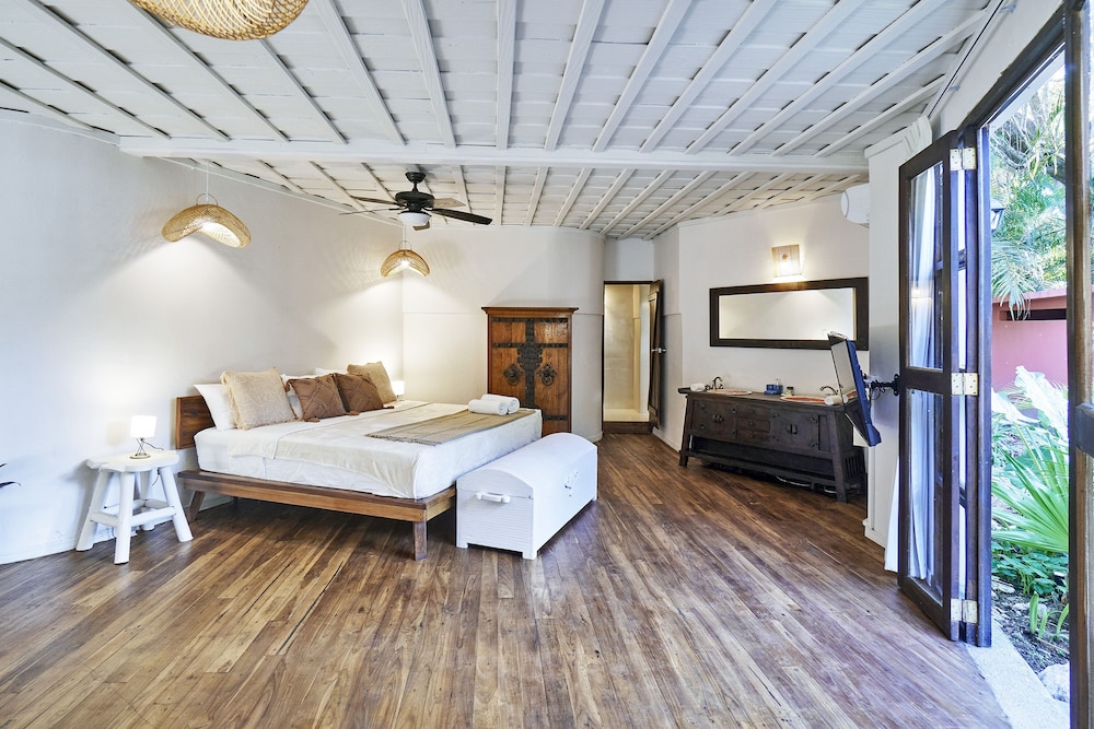 Deluxe Studio Suite, Multiple Beds, Non Smoking, Pool View photo 1
