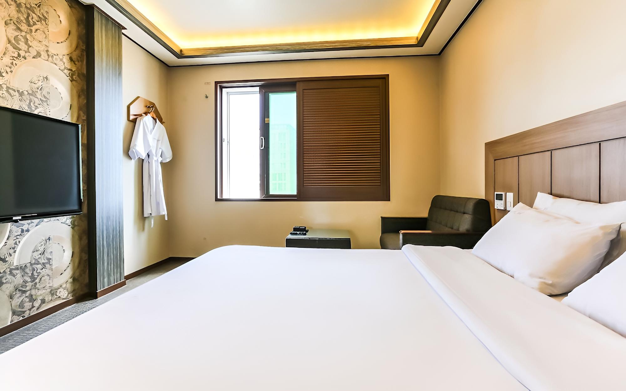Room (DOUBLE (Bathtub Availability Random A) - Photo 10