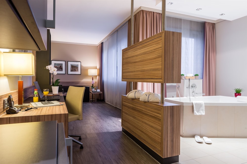 Suite, 2 Twin Beds, Bathtub - Photo 1