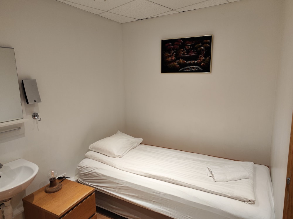 Economy Twin Room, No Window, Shared Bathroom photo 3