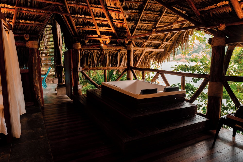 Comfort Cabin, 2 Double Beds, Private Bathroom, River View photo 1