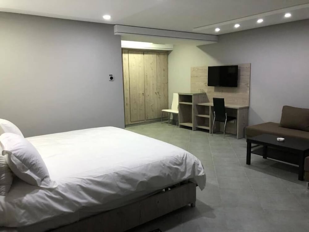 Premium Suite, 1 King Bed, Non Smoking photo 3