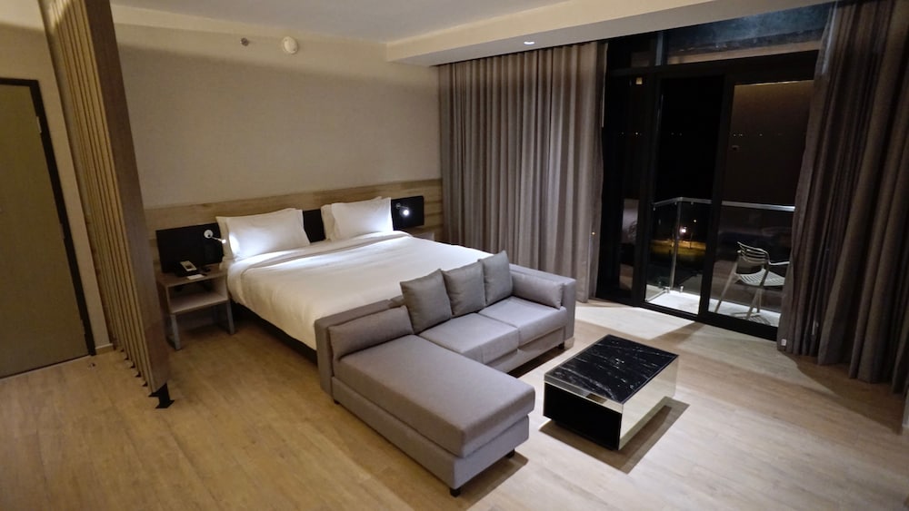 Junior Suite, 1 King Bed, Smoking, City View photo 3