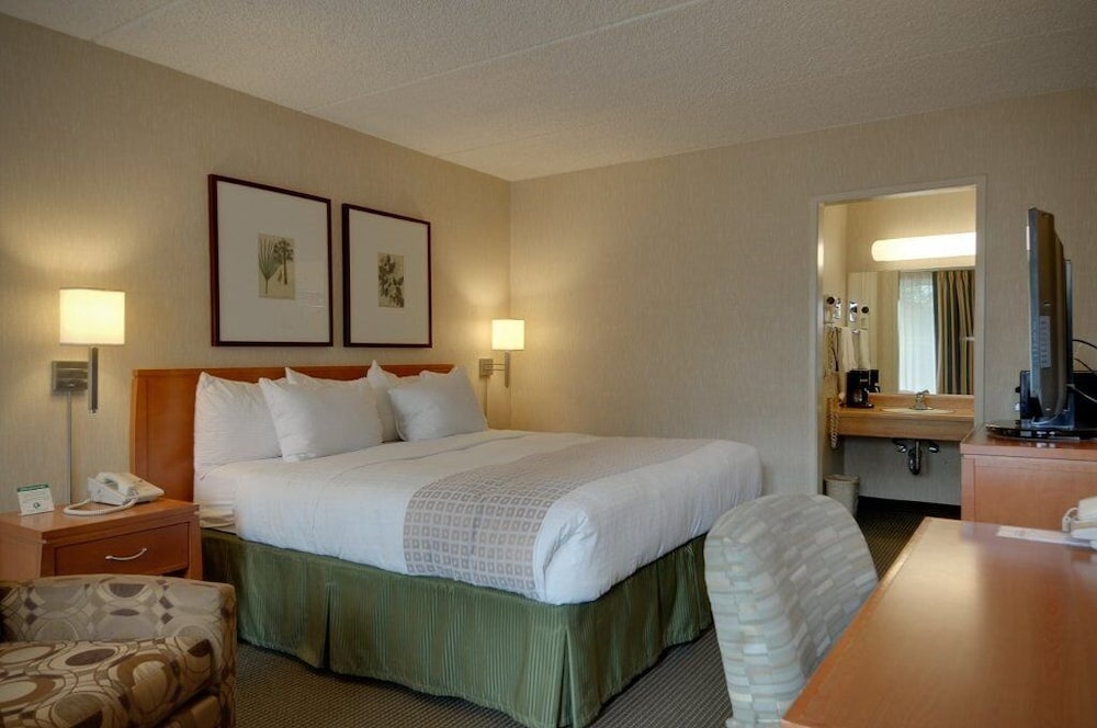 Standard Room, 1 Queen Bed photo 1