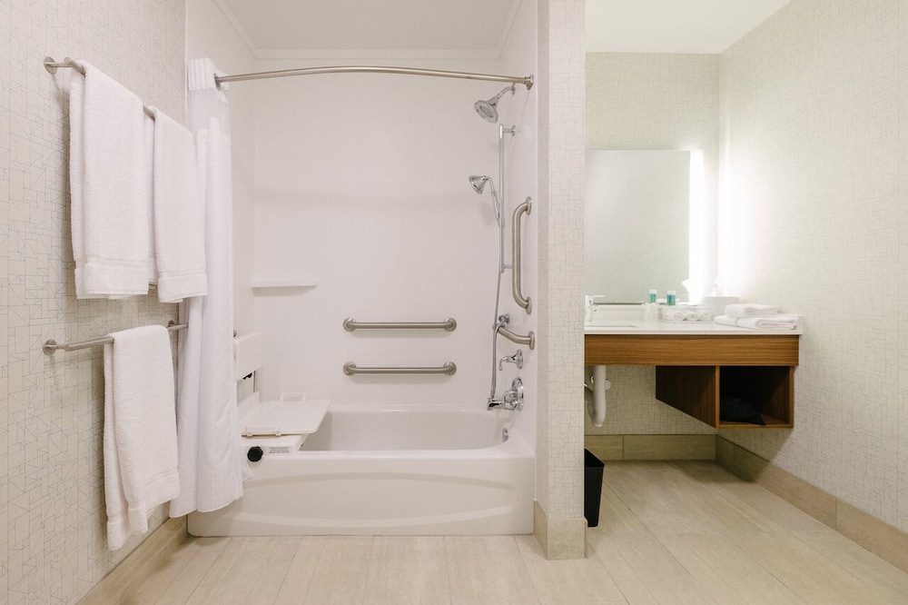 Suite, 2 Queen Beds, Accessible Bathtub (Communications) photo 2