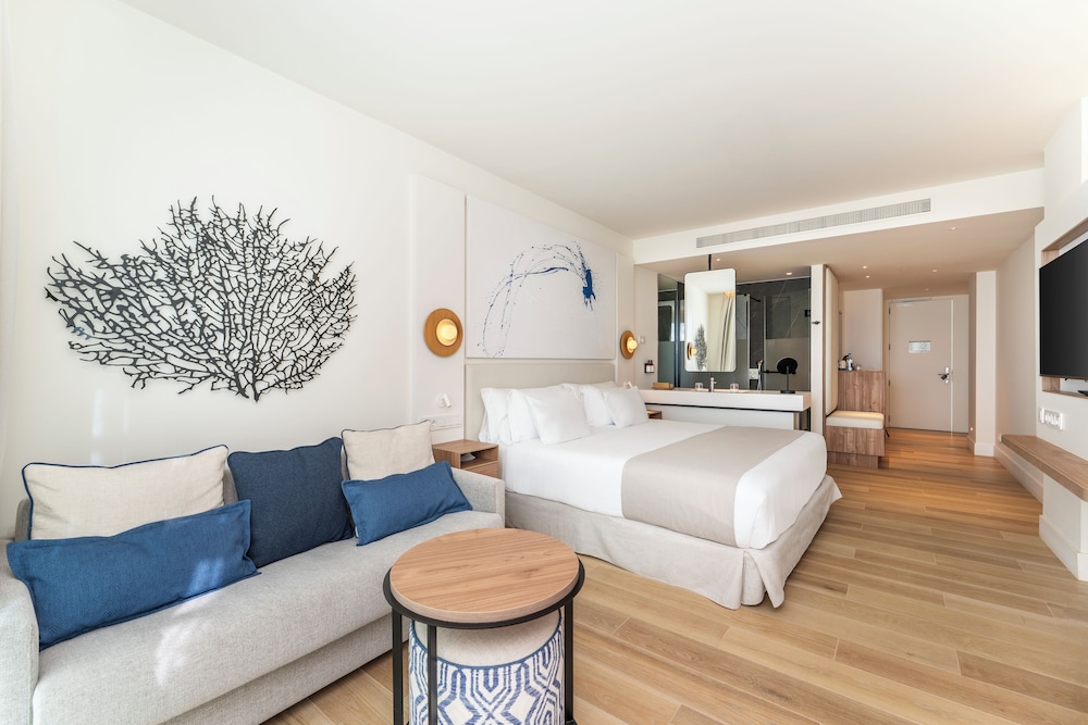 Superior Room (Sea Front | 3 Adults 1 Child) - Photo 3