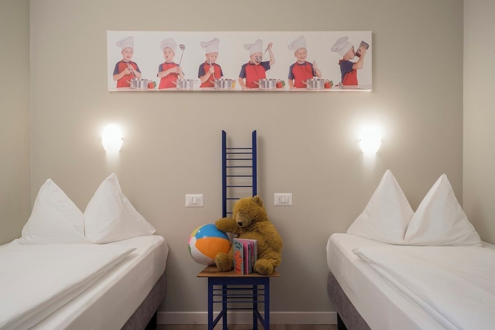 Three-Bedroom Family Suite with Garden and Partial Lake View photo 2