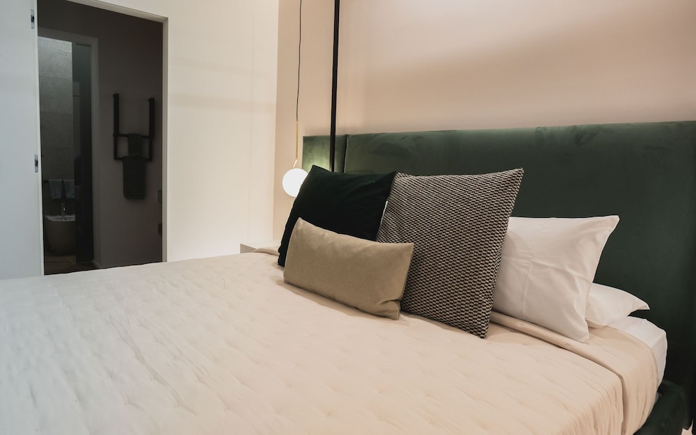Deluxe Suite, 1 King Bed, City View