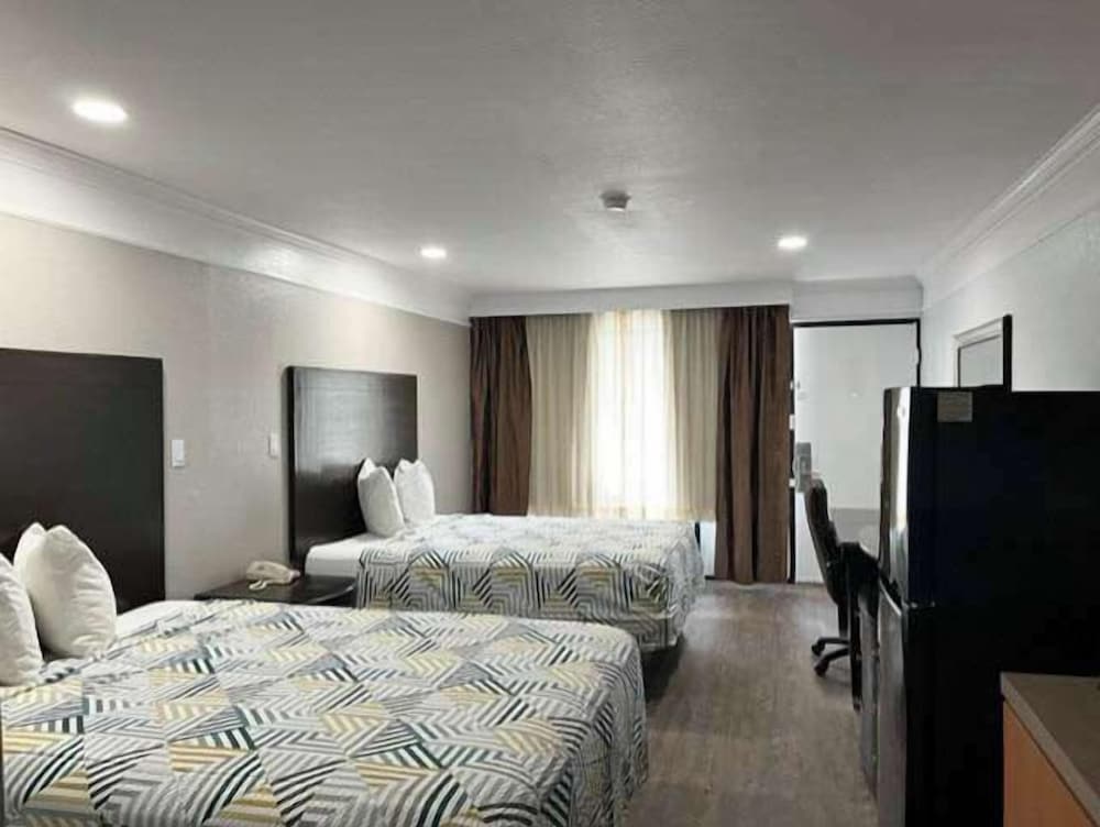 Standard Room, 2 Queen Beds, Smoking, Kitchen photo 3