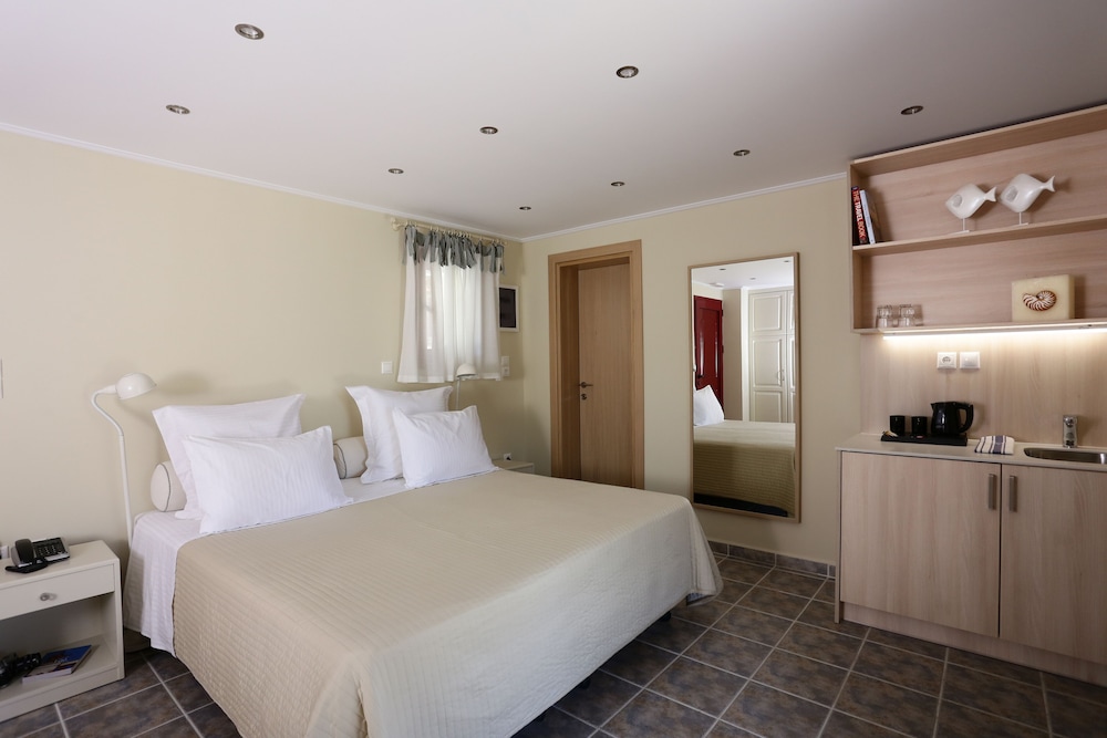Superior Twin Room, Hot Tub, Partial Sea View photo 1