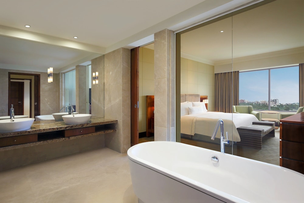 Suite, 1 King Bed - Photo 8