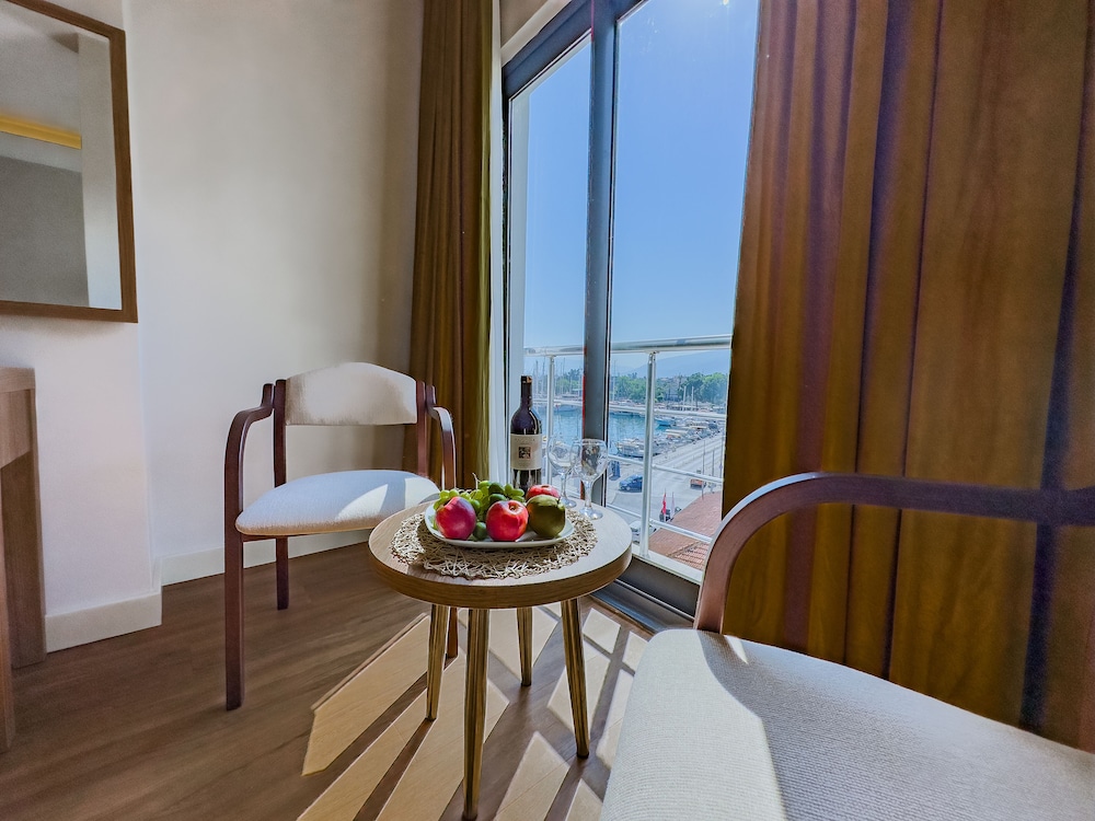 Deluxe Triple Room, Side Sea View - Photo 17