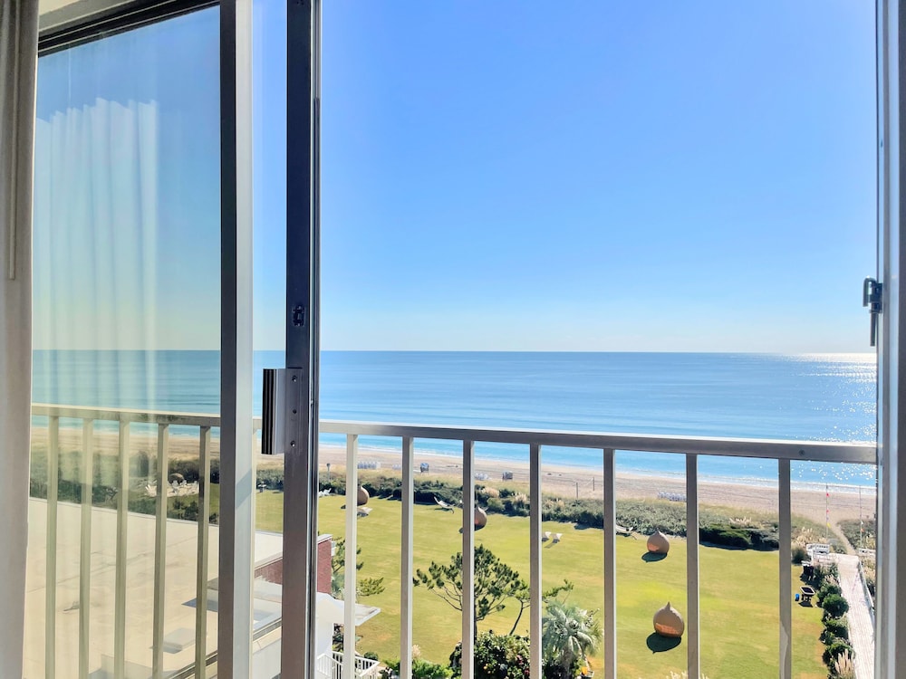 Standard Room, 1 King Bed, Oceanfront - Photo 8
