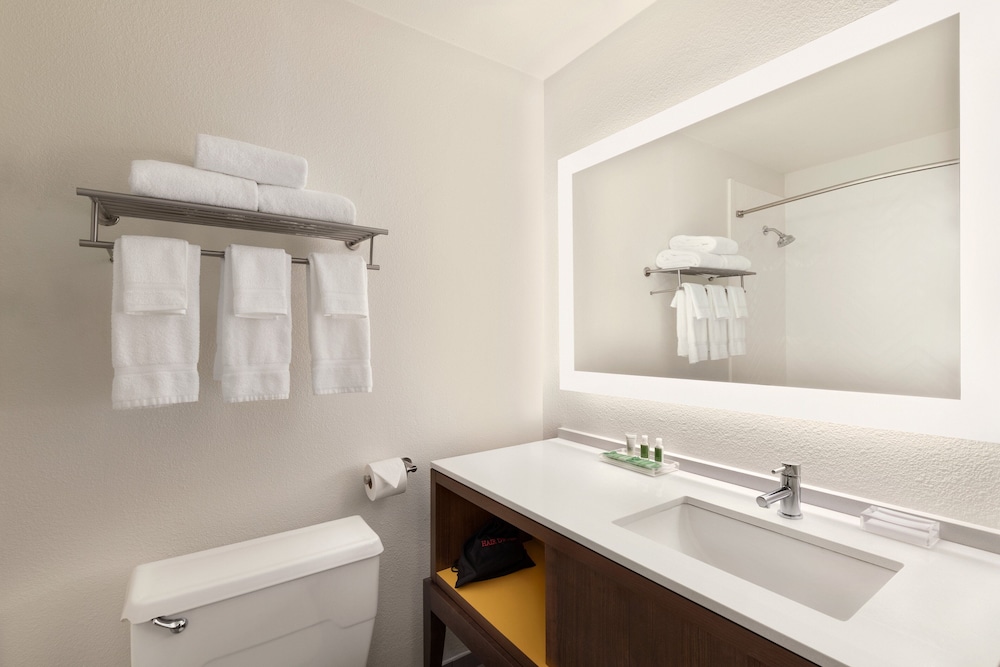 Standard Room, 2 Double Beds, Accessible (Roll-In Shower) - Photo 4