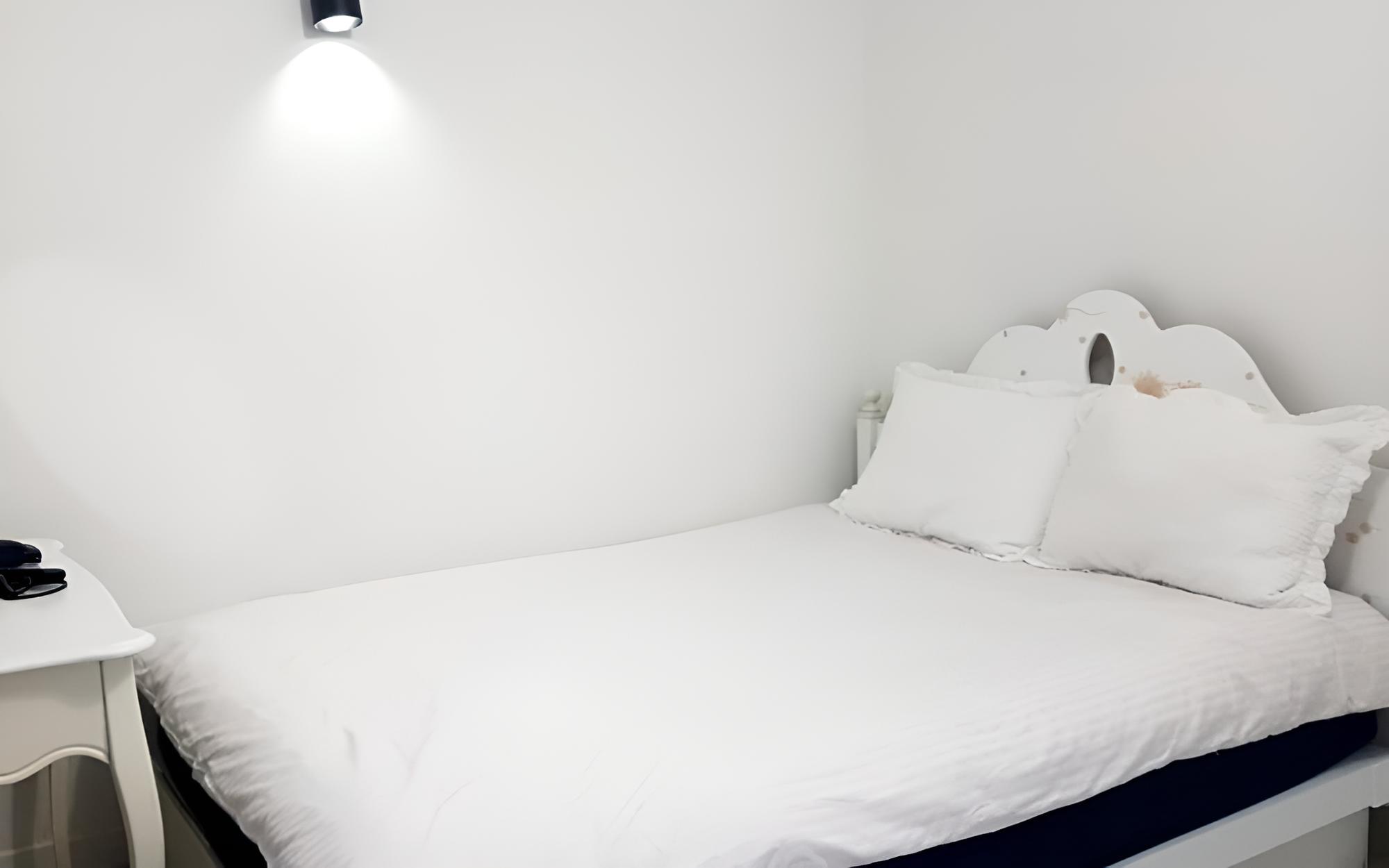 Room (Violet + Rachel) - Photo 1