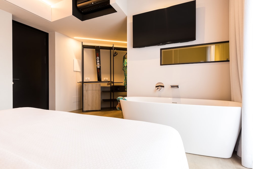 Deluxe Room, Balcony - Photo 2