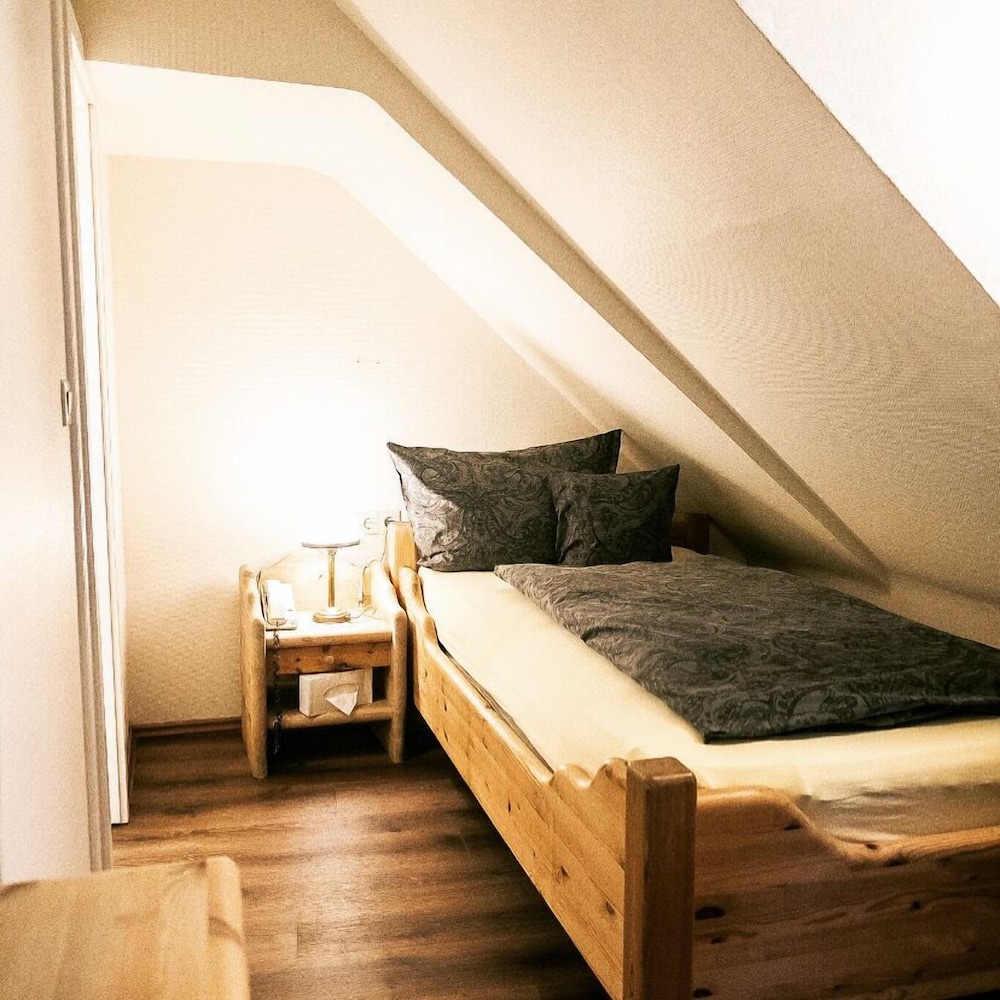 Basic Single Room, Private Bathroom (mit Dachschräge) photo 3