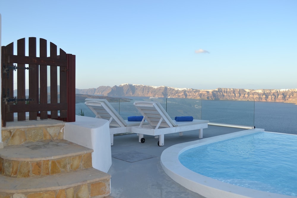 Junior Suite, Private Pool (Cliffside & Caldera View) - Photo 3