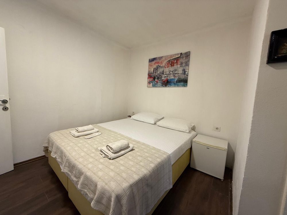 Room 6 photo 2