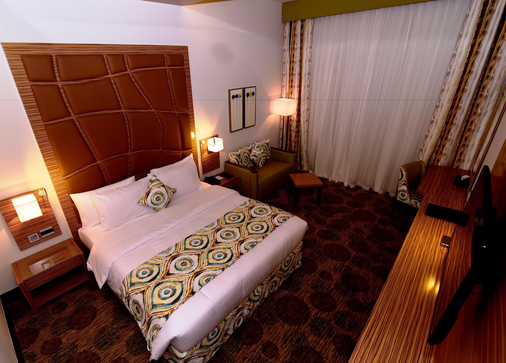 Suite, 1 King Bed, Non Smoking (Living Room) photo 1