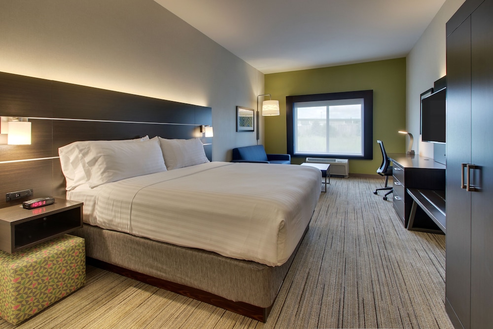 Suite, 1 King Bed - Photo 3