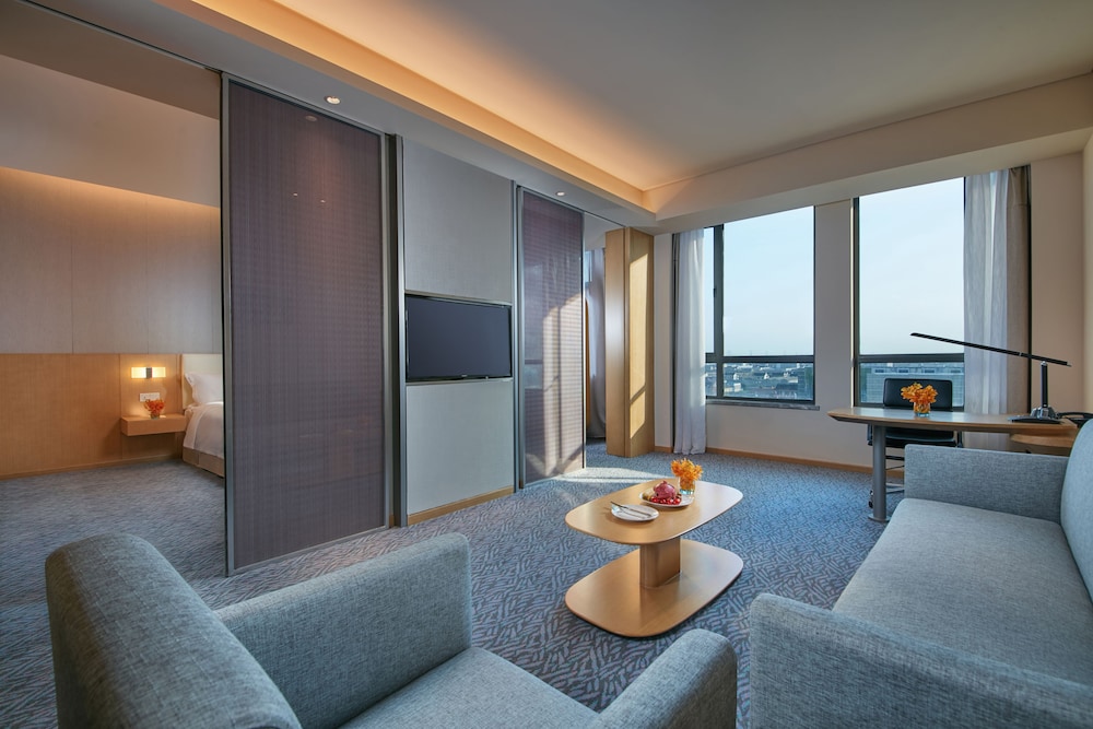 Suite, 1 King Bed, Smoking photo 2